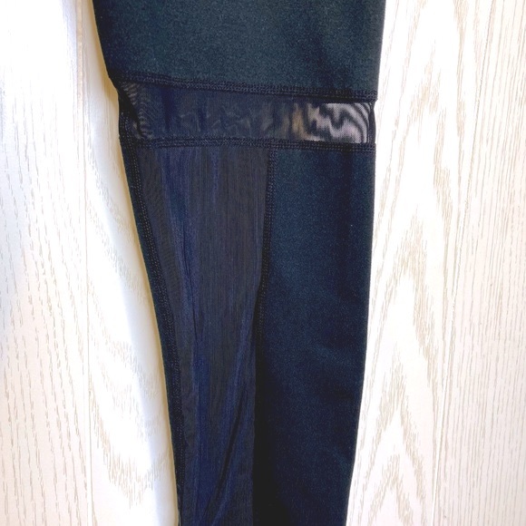 Fabletics Black with Sheer Accents Capri Pocket Leggings Size XS - Picture 2 of 12